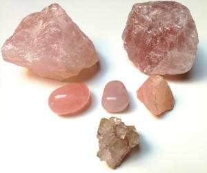 cristalli-quarzo-rosa-diverse-tipologie